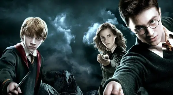 Harry, Ron och Hermione redo för strid i en mörk och dramatisk scen från harry potter-filmerna.