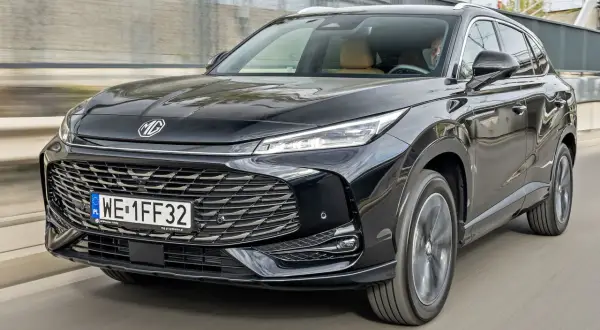 Czarny MG HS na drodze. Atrakcyjna mg hs cena zachęca do zakupu tego stylowego SUV-a.