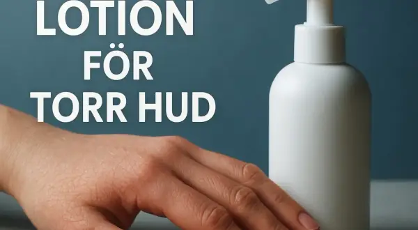 En hand sträcker sig mot en vit pumpflaska med texten "LOTION FÖR TORR HUD".