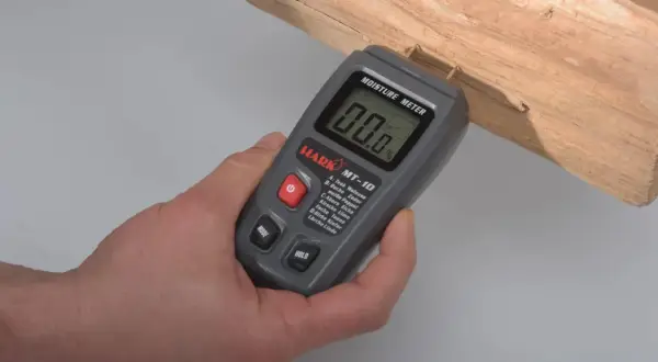 Ein Holzfeuchtemessgerät zeigt 0,0% an. So ermitteln Sie, wieviel Restfeuchte Brennholz haben darf.