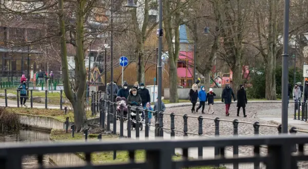 Spacer po Bydgoszczy, która leży w województwie kujawsko-pomorskim. Ludzie w maskach spacerują nad rzeką.