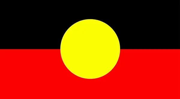Flaga Australii Aborygenów: czarny pas u góry, czerwony na dole, a pośrodku żółte koło symbolizujące słońce.