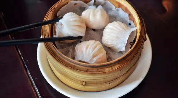 Pyszne dim sum w bambusowym parowniku, gotowe do chwycenia pałeczkami.