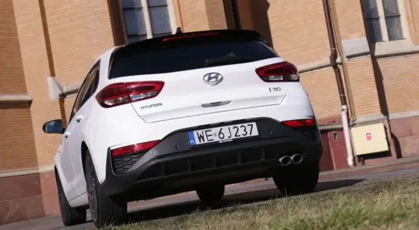 Biały Hyundai i30 N z podwójnym wydechem i dyfuzorem, tył samochodu.