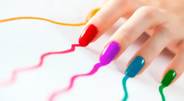 Manicure hybrydowy: Prawda o kosztach, zdrowiu i alternatywach