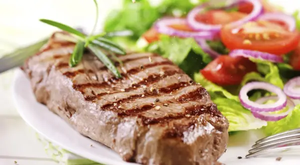 Perfekt gegrilltes Steakstreifen mit frischem Salat und Rosmarin. So gelingt das Steakstreifen richtig braten.