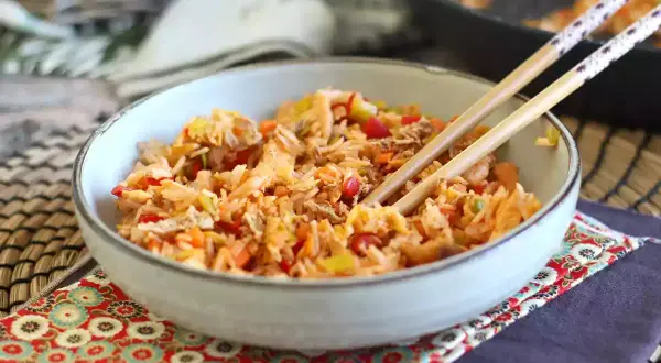 Miseczka pełna aromatycznego nasi goreng, gotowa do podania. Ten przepis na nasi goreng zachwyci każdego!