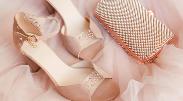 Buty do sukni boho: Kowbojki, sandały, trampki? Przetańcz całą noc!