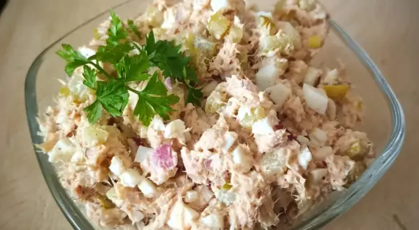 Pyszna pasta z tuńczyka i jajek, z dodatkiem ogórka kiszonego i cebuli, udekorowana natką pietruszki. Idealna na kanapki.