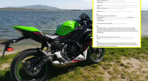 Zielony motocykl Kawasaki stoi nad jeziorem obok umowy kupna-sprzedaży.