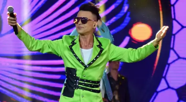 Artysta w jaskrawozielonej marynarce z czarnymi pasami i ćwiekami śpiewa na scenie. Serce to nie sługa, czuć to w jego energii.