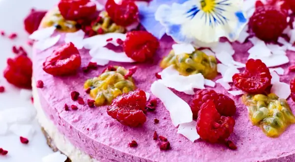 En vacker rosa tårta med hallon, passionsfrukt och kokosflingor. Perfekt för dig som älskar mjuka kakor.