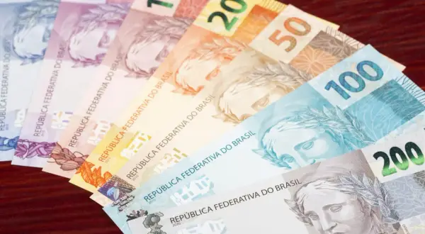 Różne nominały brazylijskich realów, od 2 do 200. Planujesz podróż i zastanawiasz się, jaką walutę zabrać do Brazylii? Real to odpowiedź!