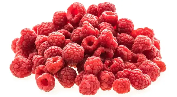Ein Haufen frischer, roter Himbeeren, die zeigen, wie gesund sie sind.