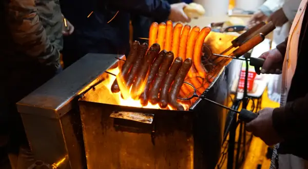 Sekret Niebieskiej Nyski: Dlaczego ta kiełbasa to legenda Krakowa?