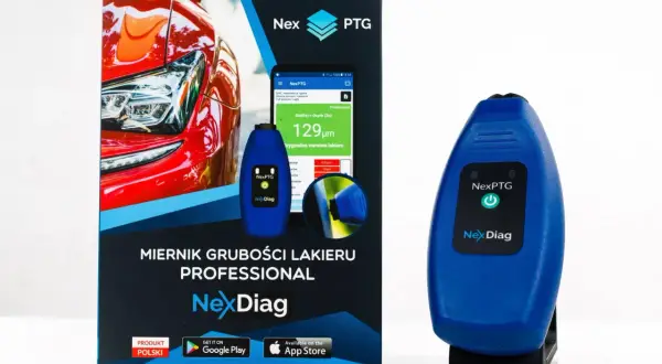 Niebieski miernik grubości lakieru NexDiag, pokazujący 129 µm. Opakowanie z czerwonym samochodem i informacją o grubości lakieru 1000 mikronów.