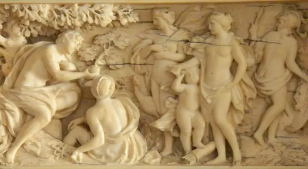 Rzeźba przedstawia scenę z mitologii, gdzie Parys wręcza jabłko Afrodycie. To symboliczny sąd Parysa, który zapoczątkował wojnę trojańską.