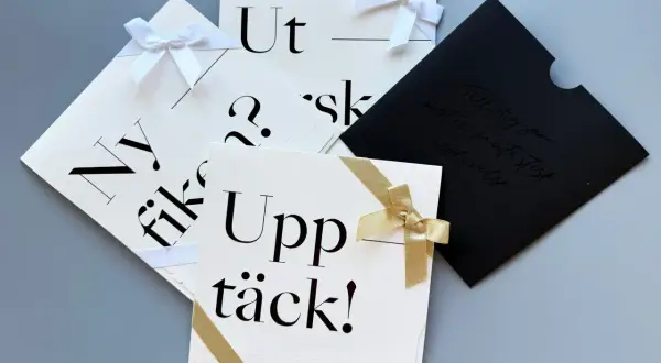 Fina kort med text som "Nyfiken?", "Upptäck!" och "Ut". Perfekta tips på inflyttningspresent eller för att säga tack.