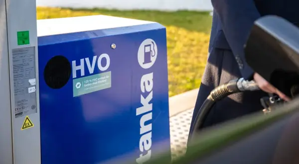 Tankning av HVO 100, ett fossilfritt bränsle, vid en pump.