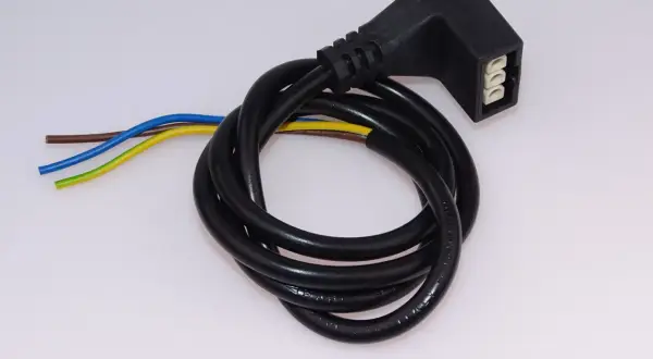 Czarny kabel z wtyczką kątową i trzema żyłami (brązowa, niebieska, żółto-zielona) – idealny jako przewód do pompy ciepła.