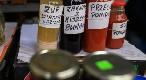 Słoiki z przetworami: żur, zakwas z kiszonego buraka, przecier pomidorowy. Setki smaki domowych przetworów czekają!