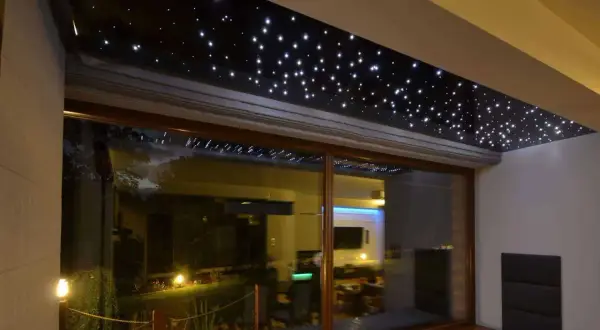 Gwiezdne niebo led nad tarasem, tworzące magiczną atmosferę.