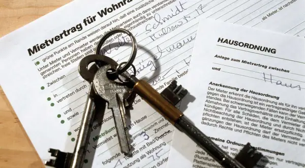 Mietvertrag für Wohnung mit Schlüsseln. Der Mietvertrag und die Hausordnung sind bereit zur Unterzeichnung.