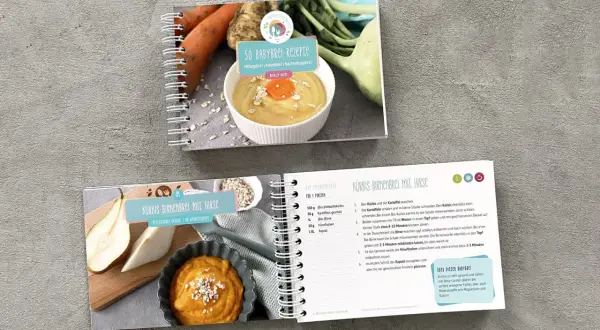 Babybrei-Kochbuch mit Rezepten für Mittagsbrei, Abendbrei und Nachmittagsbrei. Ein Rezept zeigt Kürbis-Birnenbrei mit Hirse.