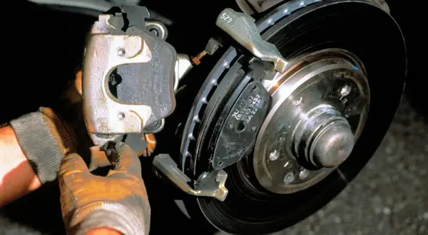 Mechanik wymienia klocki hamulcowe. Po ustawieniu zbieżności ściąga w prawo, co może być spowodowane problemem z hamulcami.