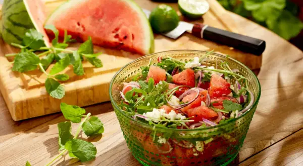 En uppfriskande vattenmelon sallad med fetaost, ruccola och mynta. Perfekt för en varm sommardag.