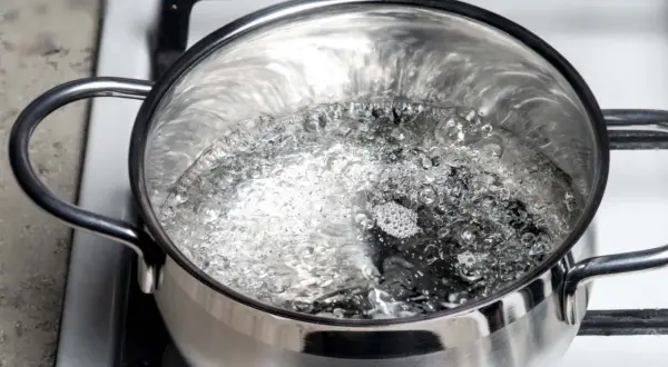Une casserole d'eau bouillante sur le feu, une méthode pour déboucher un évier.