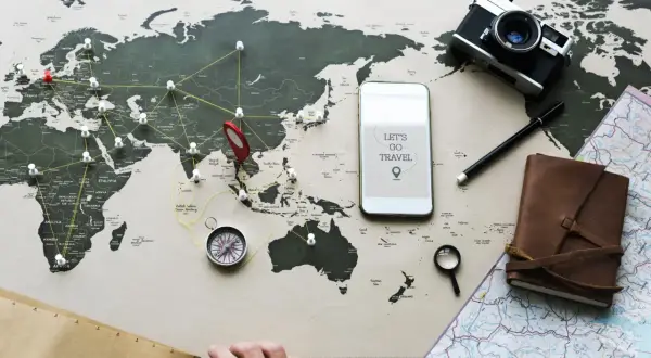 Planujesz podróż? Z mbank ubezpieczenie podróżne masz spokój ducha. Mapa świata, aparat, kompas i telefon z hasłem "Let's go travel" zachęcają do odkrywania świata.