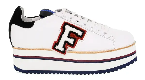 Scarpa bianca Fabi con plateau, logo "F" ricamato e dettagli colorati.