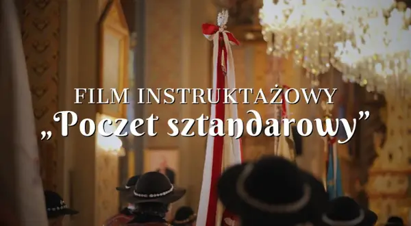 Kiedy opuszczać sztandar w kościele? Poznaj ważne zasady ceremonii