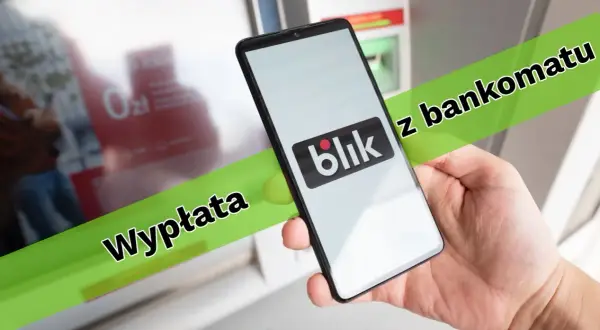 Dłoń trzyma smartfon z logo Blik przed bankomatem. Można w ten sposób wypłacić pieniądze.