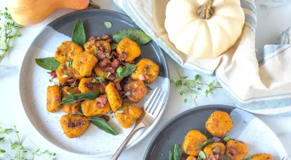 Gnocchi di zucca con pancetta croccante e salvia fresca, un piatto autunnale delizioso.