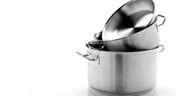Pentole in acciaio inossidabile impilate. La scelta tra acciaio 18/0 o 18/10 dipende dall'uso, ma entrambe sono ottime per cucinare.