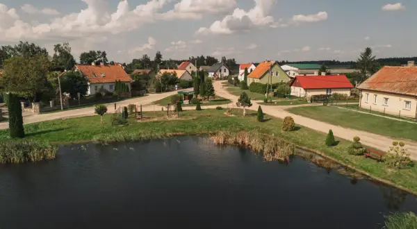 Spokojna wieś z domkami i stawem, być może najpiękniejsza wieś w Polsce.