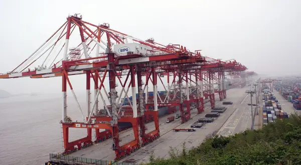 Riesige rote Portalkräne am Yangshan Port, bereit, Container zu bewegen.