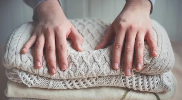 Jak prać wełnę, by uniknąć skurczenia i zniszczenia ubrań