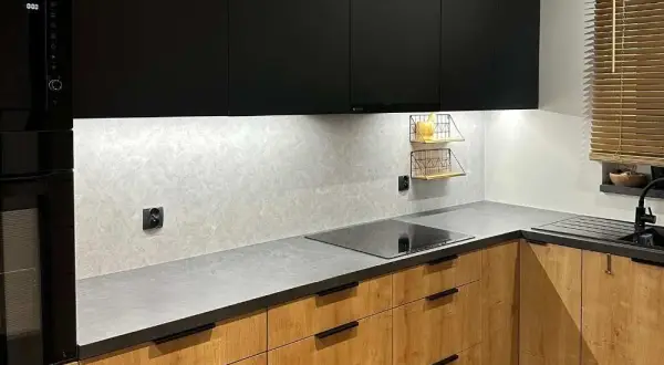 Jak odnowić płytki w kuchni bez kucia? 5 tanich metod DIY.
