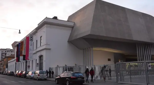 Rzymskie MAXXI, muzeum sztuki nowoczesnej, z charakterystyczną betonową bryłą i wiszącymi banerami wystaw.