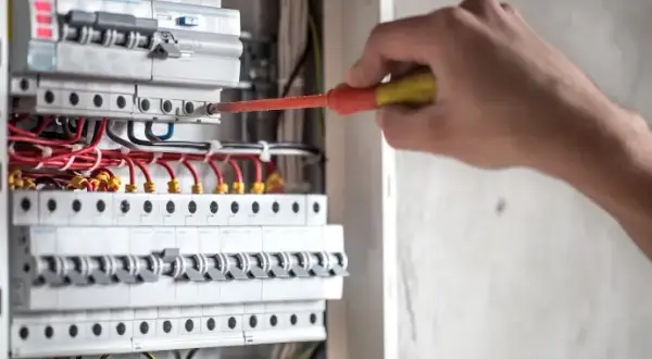 Zarobki elektryka za granicą: Ranking krajów i kluczowe czynniki
