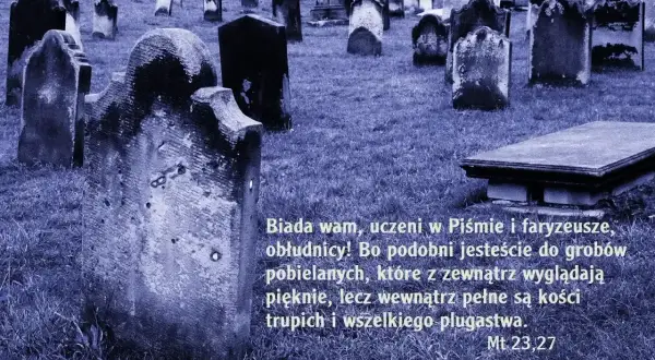 Cmentarz z nagrobkami, na pierwszym planie kamienny pomnik. Cytaty na pomnikach, tęsknota za zmarłą osobą.