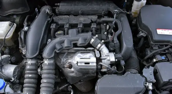 Silnik w Peugeot 508, z widocznymi elementami układu dolotowego i turbosprężarki.