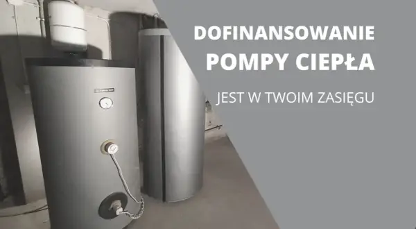 Dwa bojlery, jeden z nich z pompą ciepła, w pomieszczeniu technicznym.