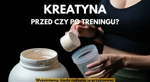 Dłoń wsypuje kreatynę do shakera obok dużego pojemnika.