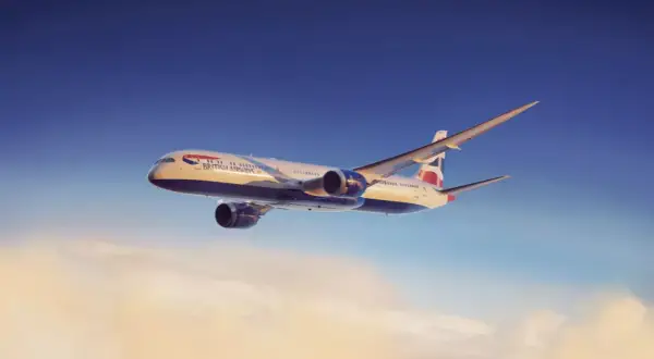 Boeing 787-10 British Airways wznosi się ponad chmurami w słoneczny dzień.