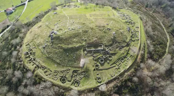 Vista aérea del castro de San Cibrao de Las, un yacimiento arqueológico en Ourense, Galicia. Se aprecian las estructuras circulares y rectangulares de las antiguas viviendas.