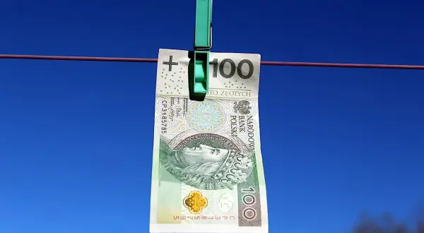 Sto złotych na sznurku, symbolizujące pozabankową konsolidację chwilówek.